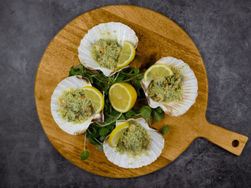 Scallops with garlic, parsley and cheese crumb in shells