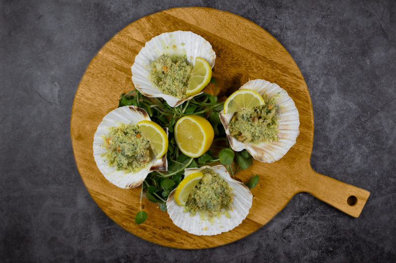 Scallops with garlic, parsley and cheese crumb in shells